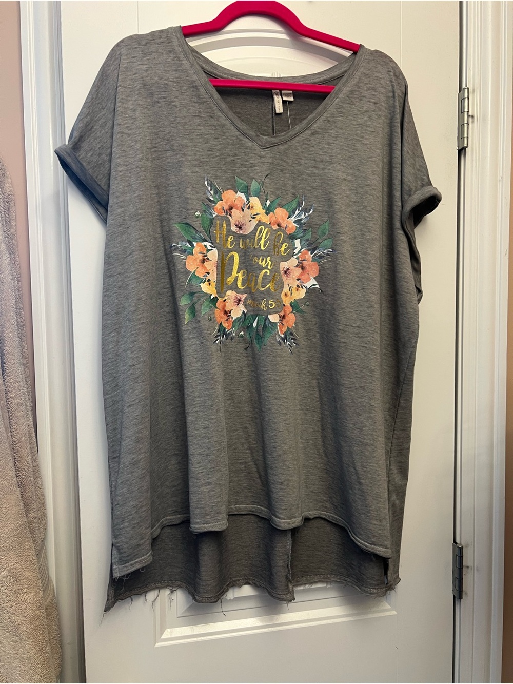 Cato Casual Gray Floral Graphic V-Neck Women's Top